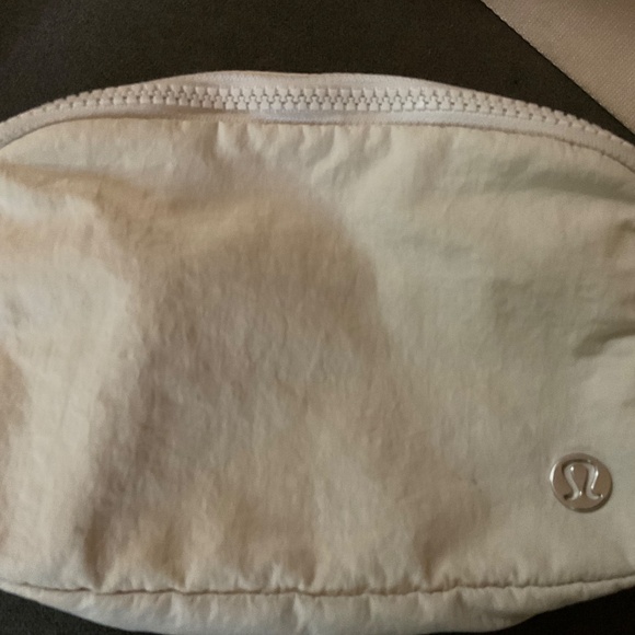 Lululemon Everywhere Bag Crossbody Off White Cream - Picture 7 of 15